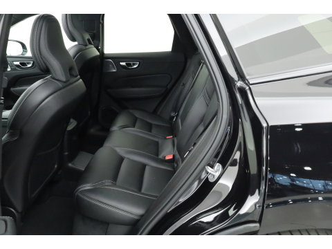 Volvo XC60 2.0 T6 Plug-in hybrid AWD Ultra Black Edition | Luchtvering | Massage | B&W Audio | Trekhaak | 360 camera | Head-up |