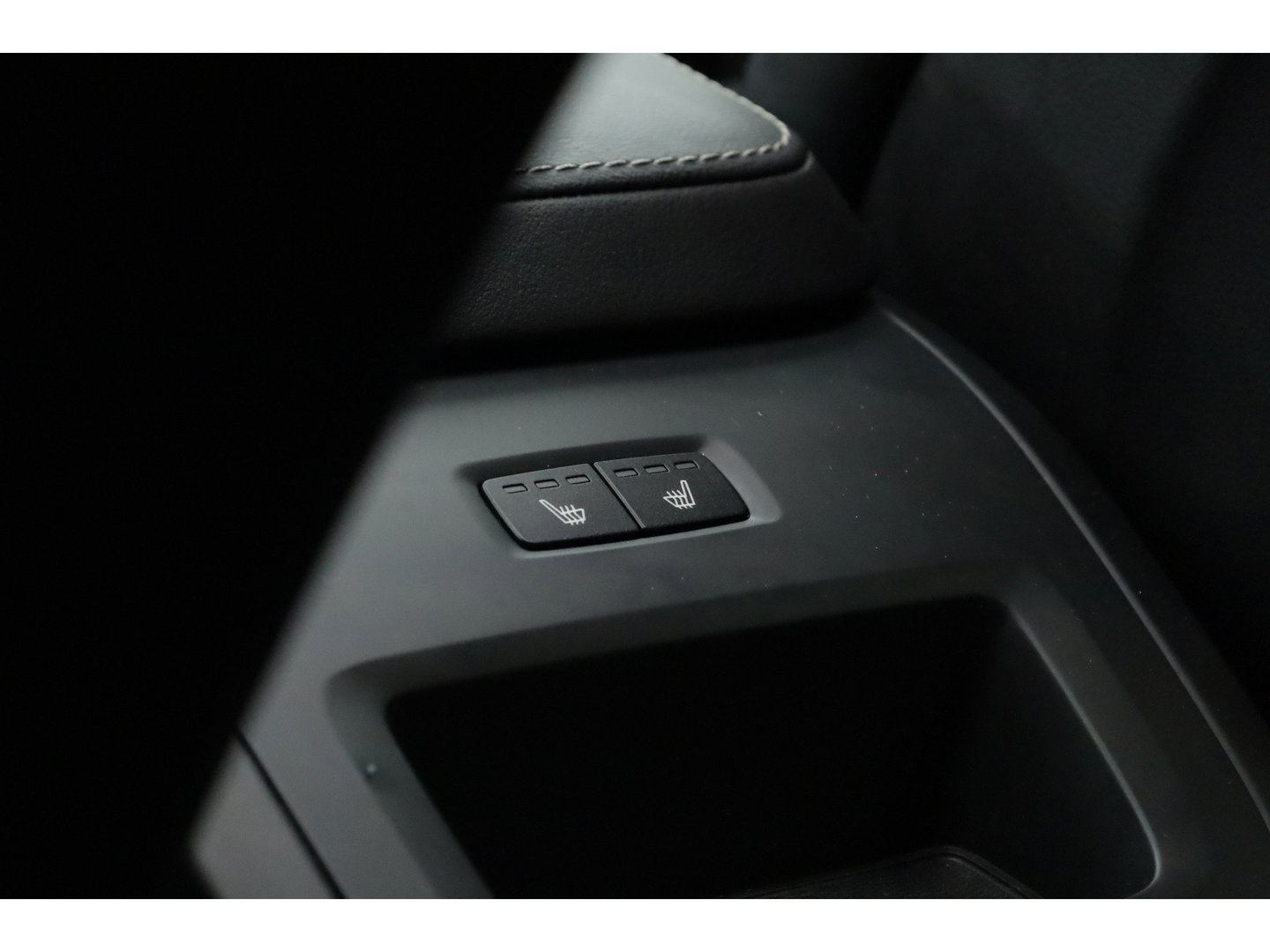 Volvo XC60 2.0 T6 Plug-in hybrid AWD Ultra Black Edition | Luchtvering | Massage | B&W Audio | Trekhaak | 360 camera | Head-up |