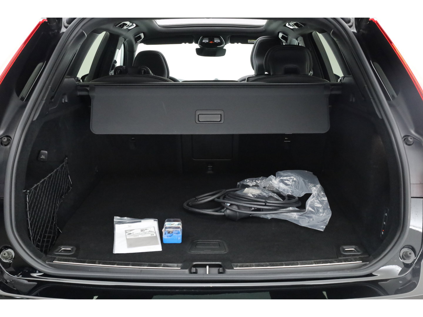 Volvo XC60 2.0 T6 Plug-in hybrid AWD Ultra Black Edition | Luchtvering | Massage | B&W Audio | Trekhaak | 360 camera | Head-up |