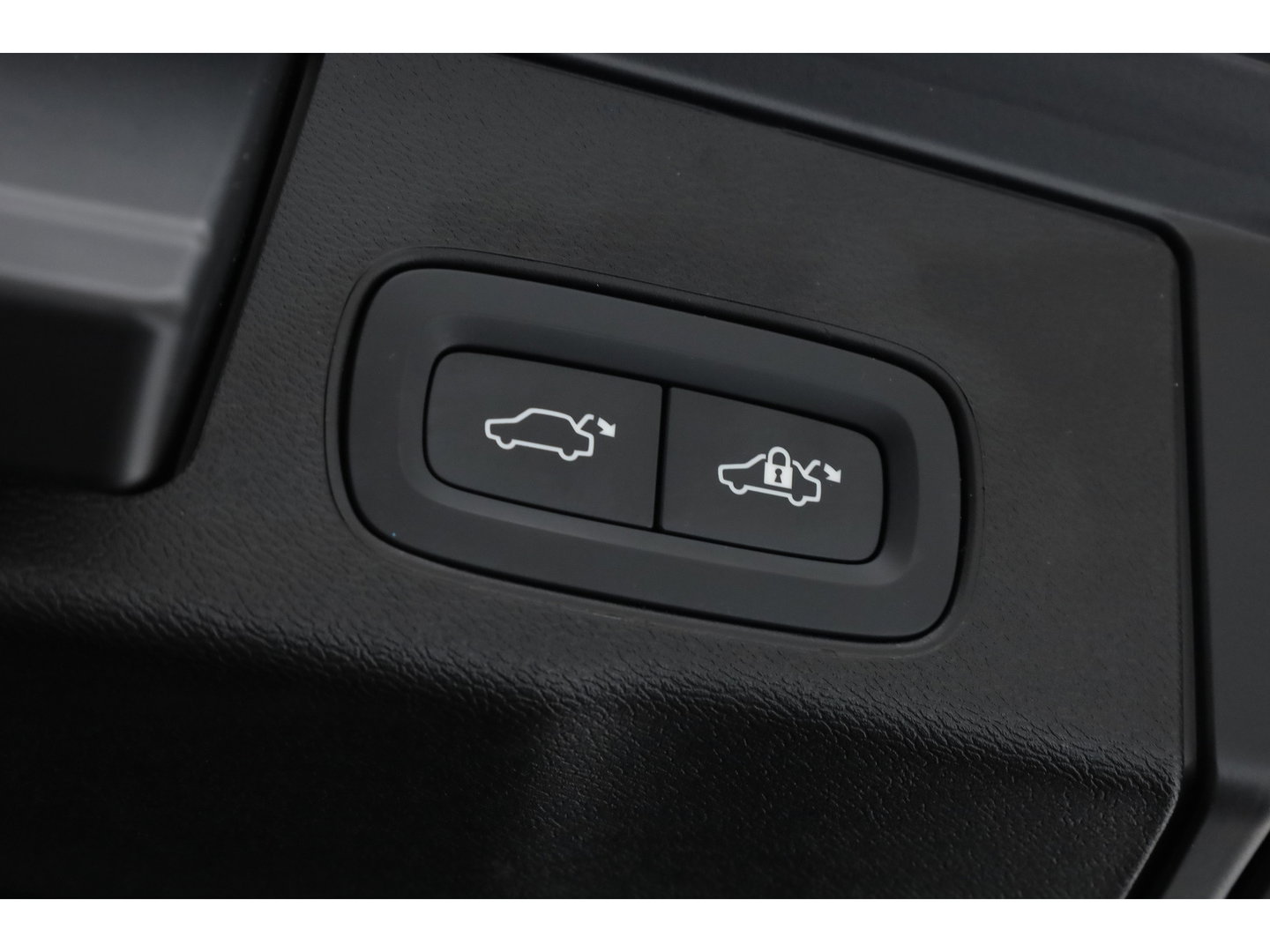 Volvo XC60 2.0 T6 Plug-in hybrid AWD Ultra Black Edition | Luchtvering | Massage | B&W Audio | Trekhaak | 360 camera | Head-up |