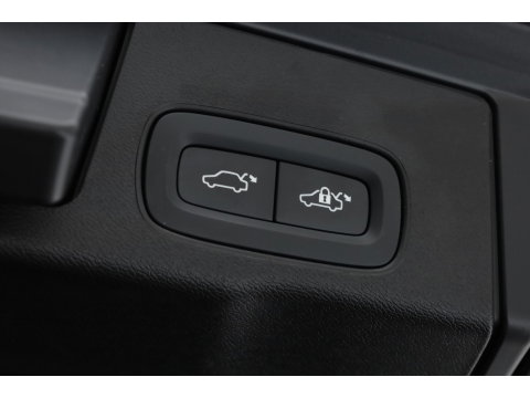 Volvo XC60 2.0 T6 Plug-in hybrid AWD Ultra Black Edition | Luchtvering | Massage | B&W Audio | Trekhaak | 360 camera | Head-up |