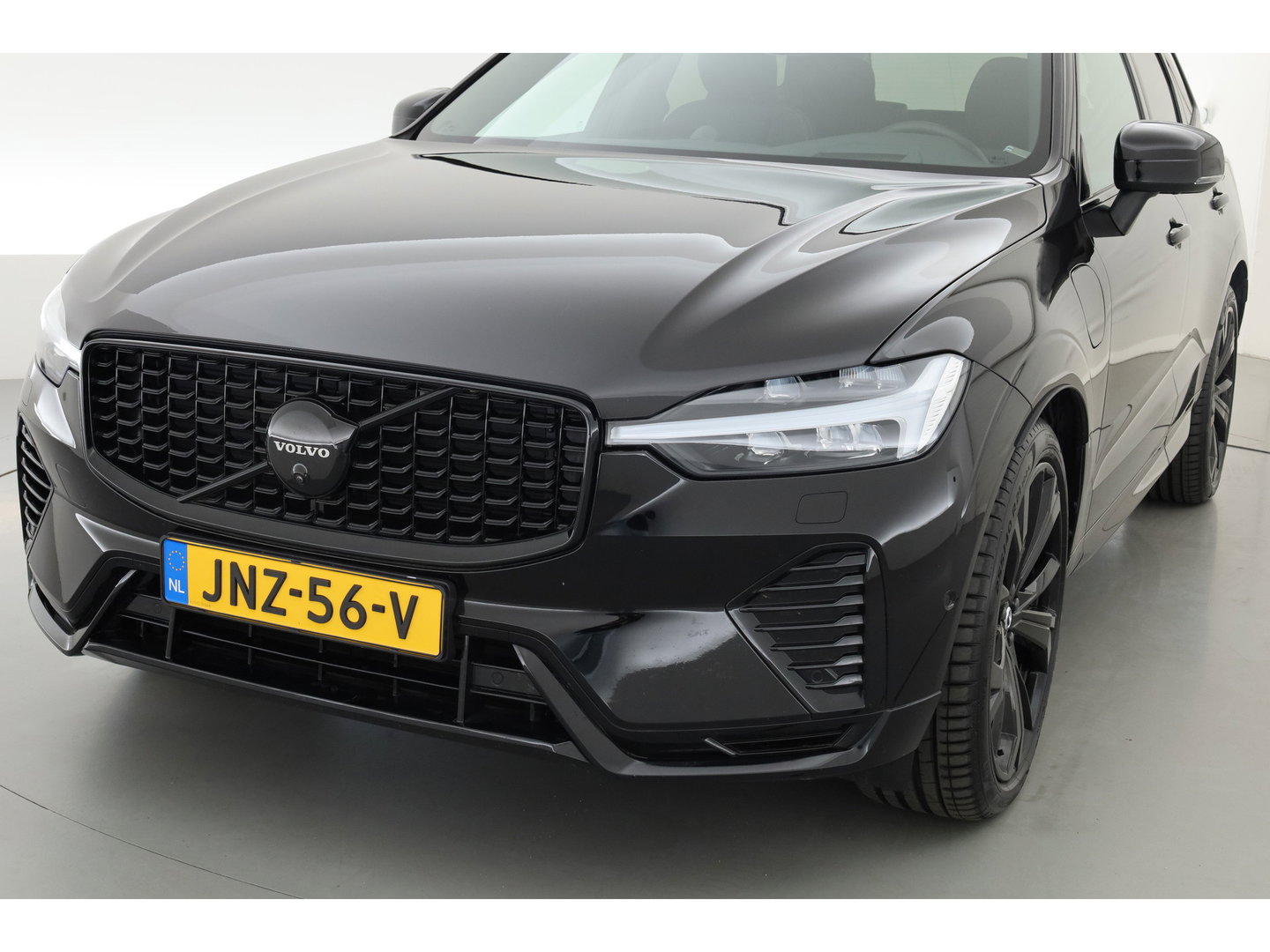 Volvo XC60 2.0 T6 Plug-in hybrid AWD Ultra Black Edition | Luchtvering | Massage | B&W Audio | Trekhaak | 360 camera | Head-up |