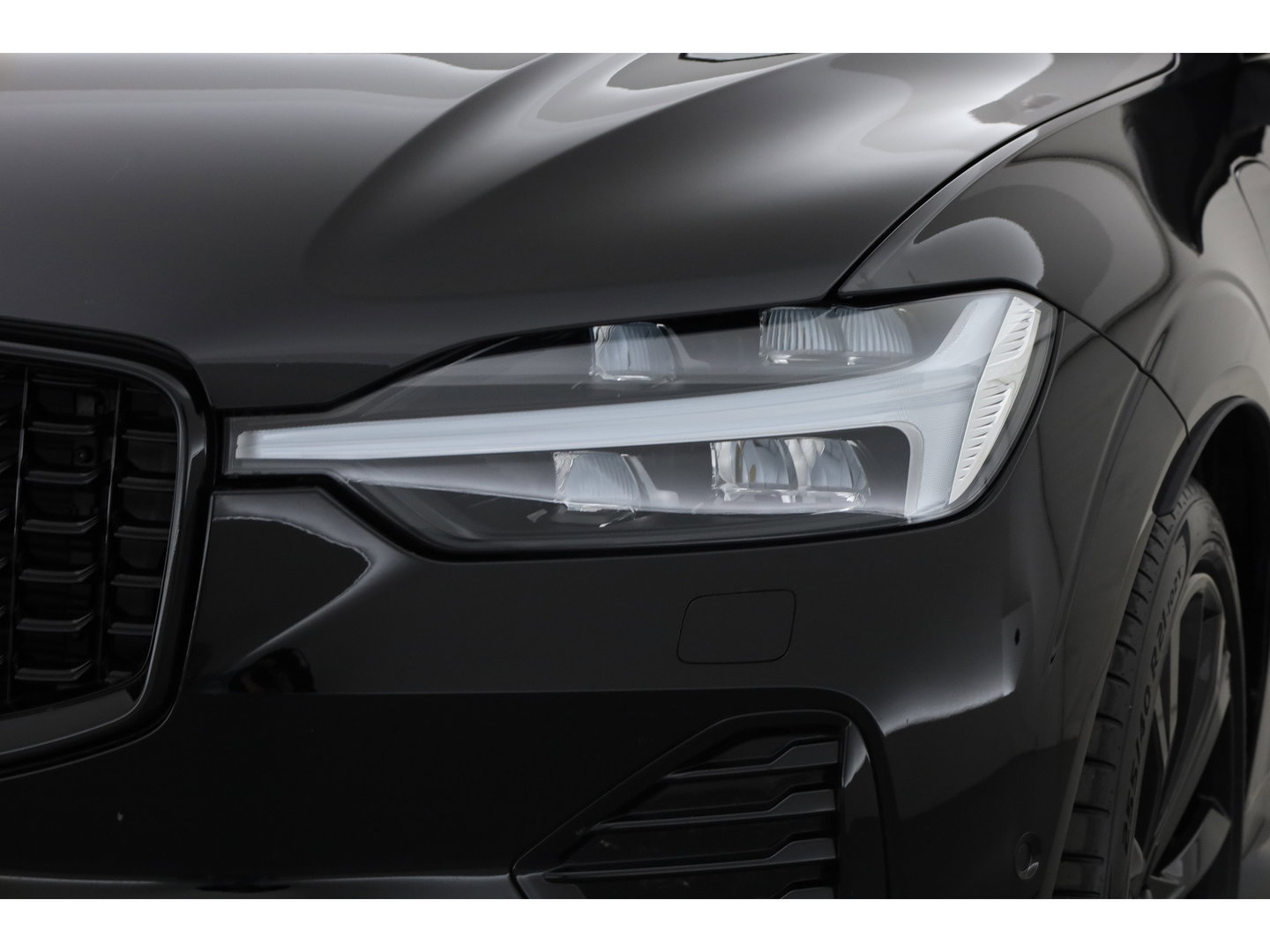 Volvo XC60 2.0 T6 Plug-in hybrid AWD Ultra Black Edition | Luchtvering | Massage | B&W Audio | Trekhaak | 360 camera | Head-up |