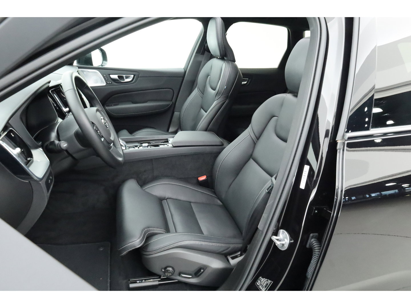 Volvo XC60 2.0 T6 Plug-in hybrid AWD Ultra Black Edition | Luchtvering | Massage | B&W Audio | Trekhaak | 360 camera | Head-up |