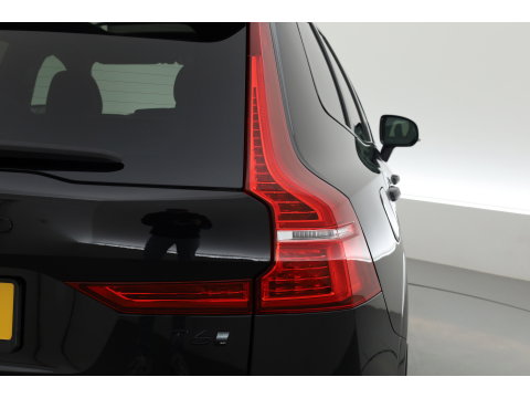 Volvo XC60 2.0 T6 Plug-in hybrid AWD Ultra Black Edition | Luchtvering | Massage | B&W Audio | Trekhaak | 360 camera | Head-up |