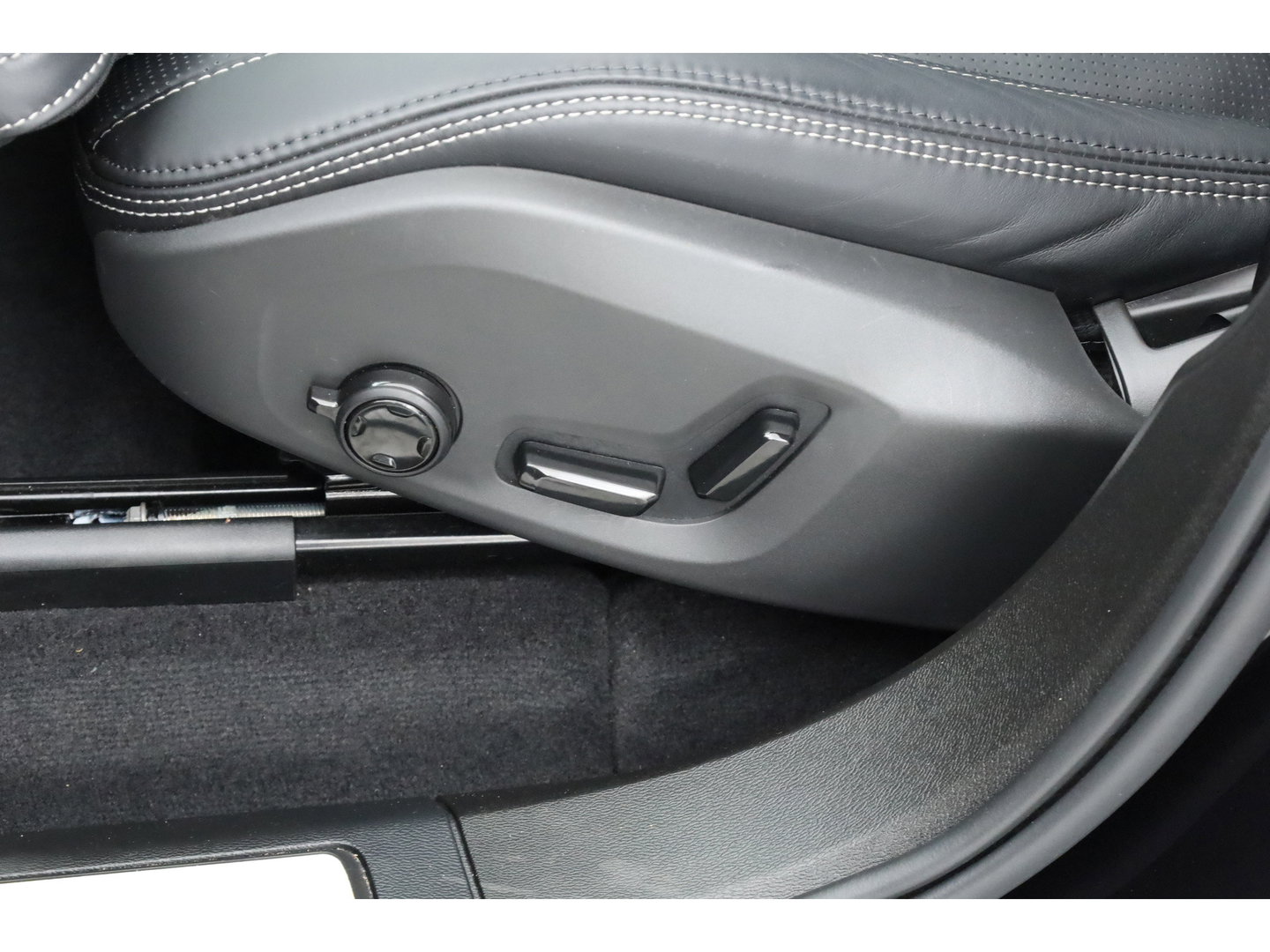 Volvo XC60 2.0 T6 Plug-in hybrid AWD Ultra Black Edition | Luchtvering | Massage | B&W Audio | Trekhaak | 360 camera | Head-up |
