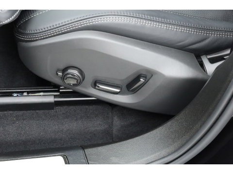 Volvo XC60 2.0 T6 Plug-in hybrid AWD Ultra Black Edition | Luchtvering | Massage | B&W Audio | Trekhaak | 360 camera | Head-up |