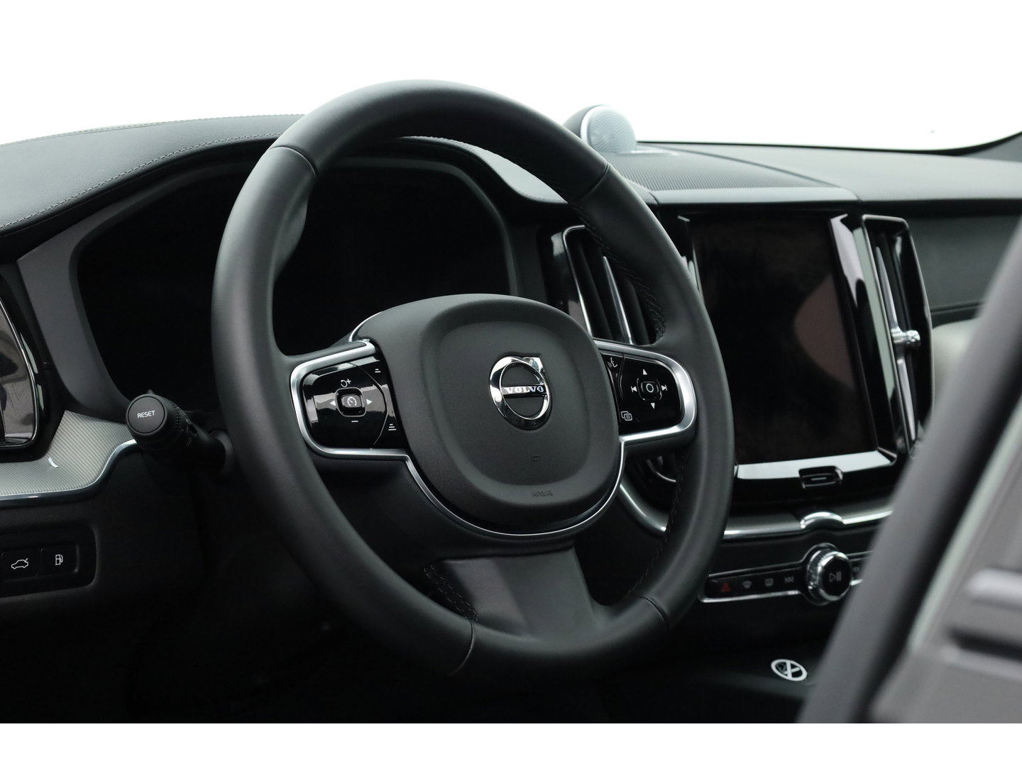 Volvo XC60 2.0 T6 Plug-in hybrid AWD Ultra Black Edition | Luchtvering | Massage | B&W Audio | Trekhaak | 360 camera | Head-up |