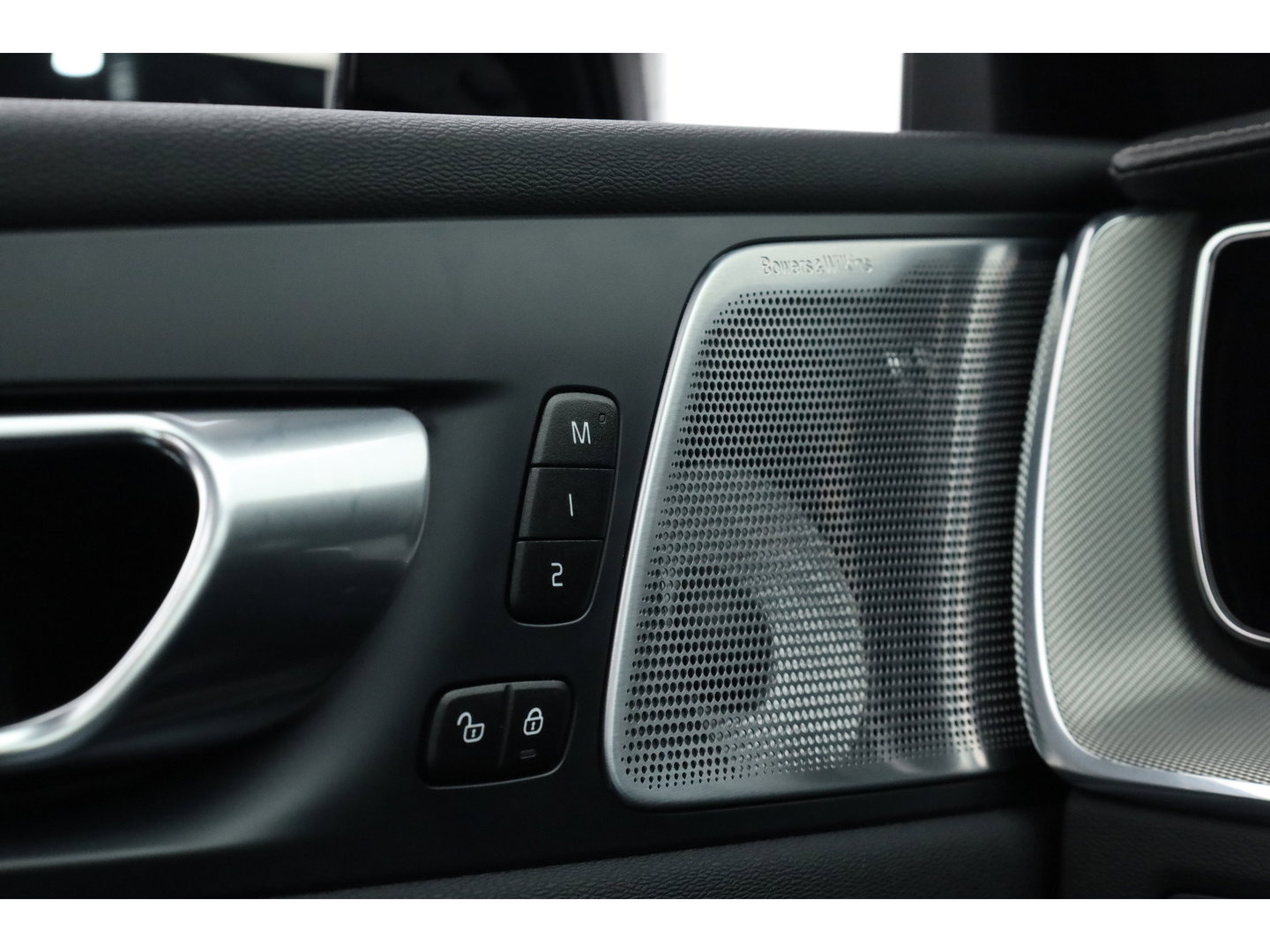 Volvo XC60 2.0 T6 Plug-in hybrid AWD Ultra Black Edition | Luchtvering | Massage | B&W Audio | Trekhaak | 360 camera | Head-up |