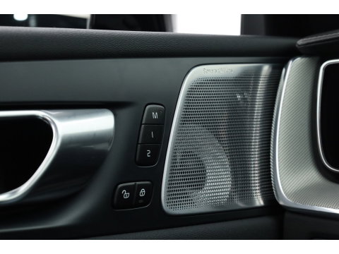 Volvo XC60 2.0 T6 Plug-in hybrid AWD Ultra Black Edition | Luchtvering | Massage | B&W Audio | Trekhaak | 360 camera | Head-up |