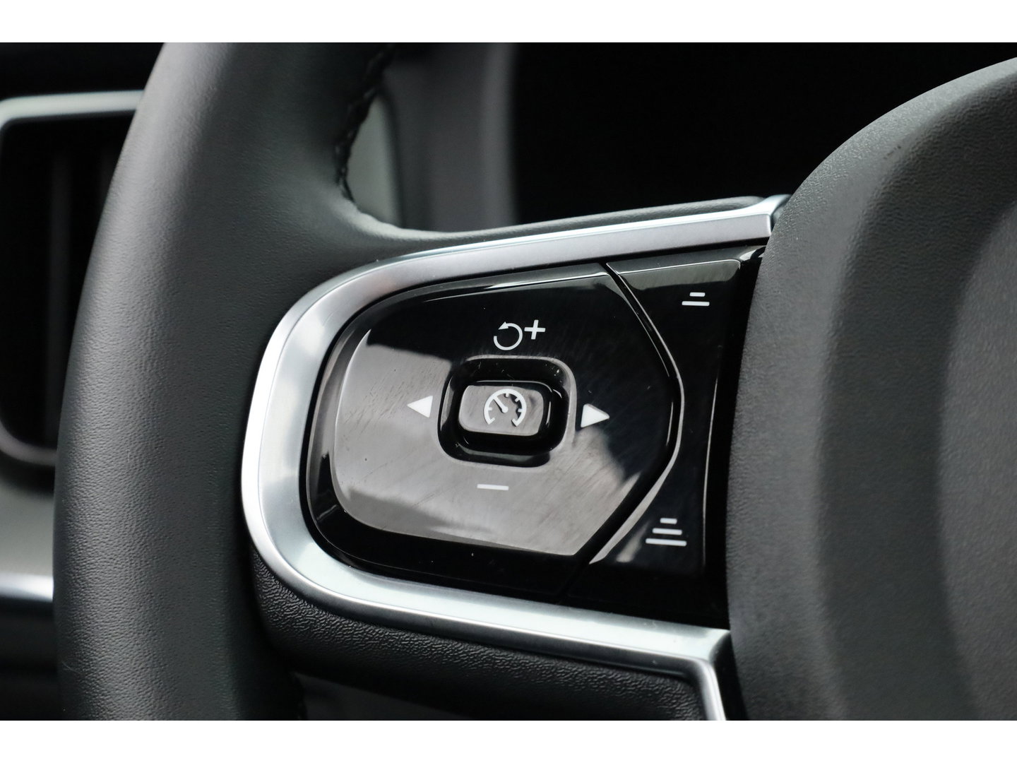 Volvo XC60 2.0 T6 Plug-in hybrid AWD Ultra Black Edition | Luchtvering | Massage | B&W Audio | Trekhaak | 360 camera | Head-up |