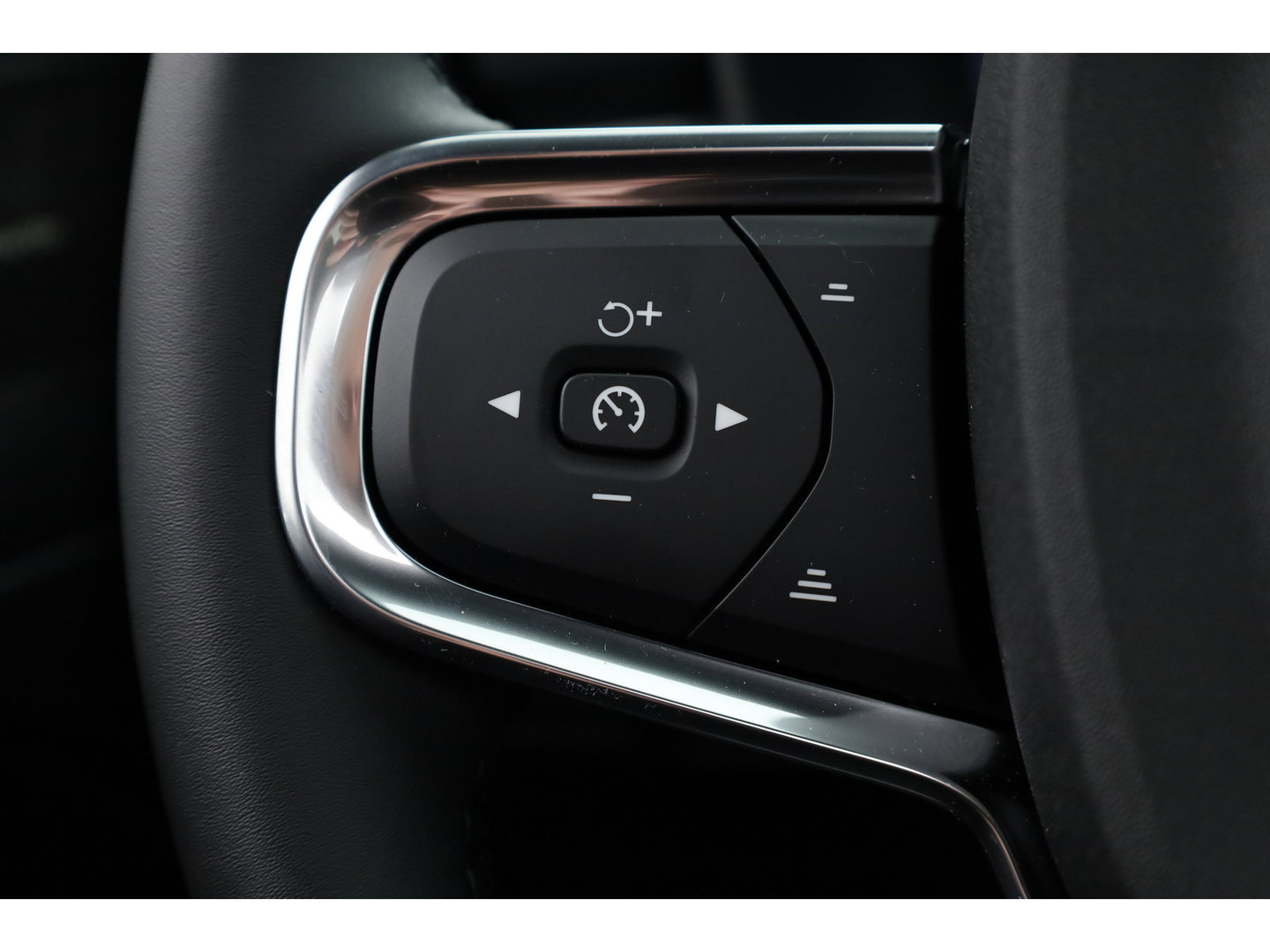 Volvo XC40 2.0 B3 Ultra Black Edition | MY26 | Pano-dak | H&K audio | ACC | 360 Cam | Mem stoelen |