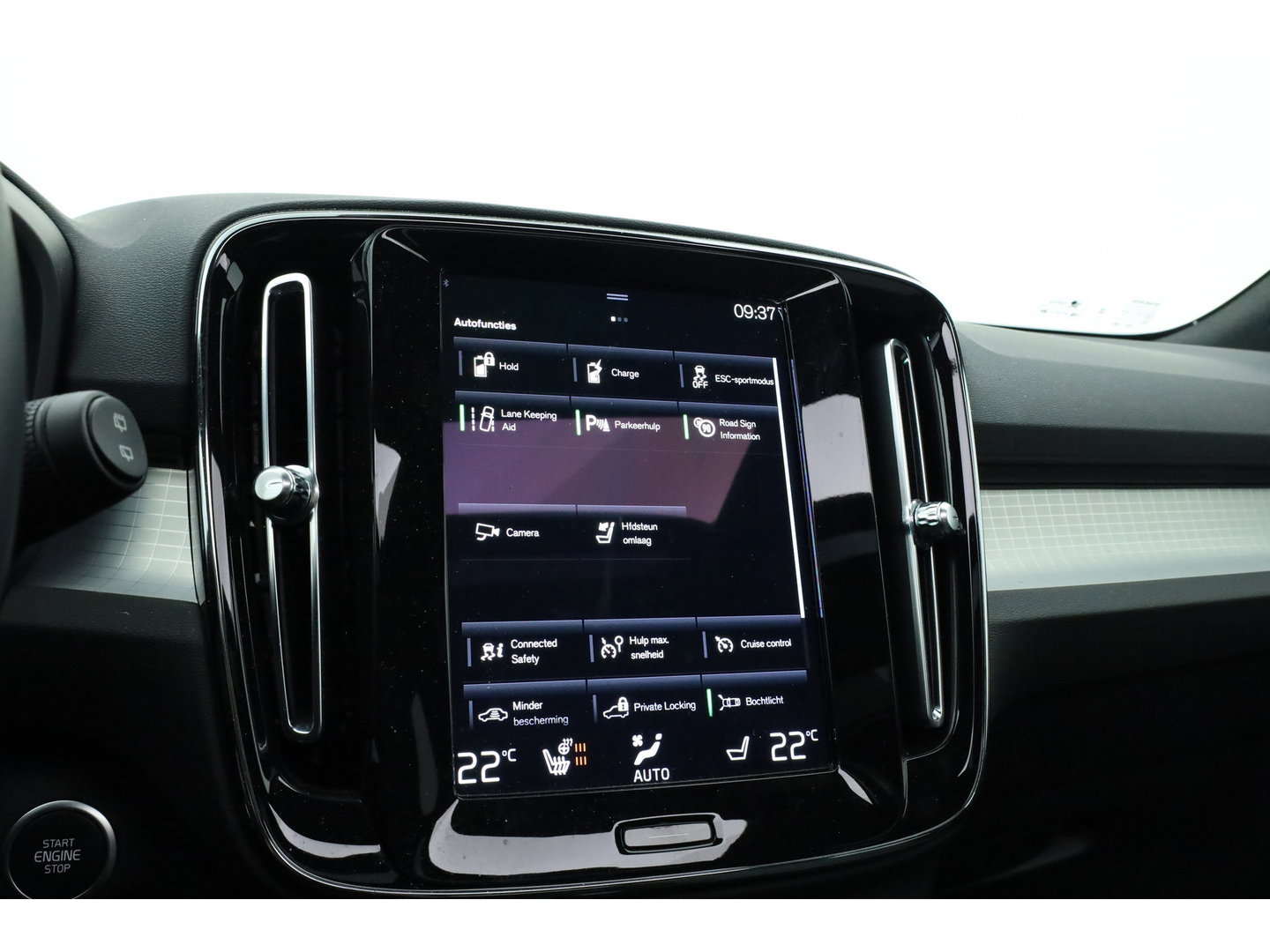 Volvo XC40 1.5 T5 Plug-in hybrid Plus Dark | Pano-dak | Trekhaak | ACC | H&K Audio |  Stoel + stuurverw. | Camera |  Elek. stoelen |
