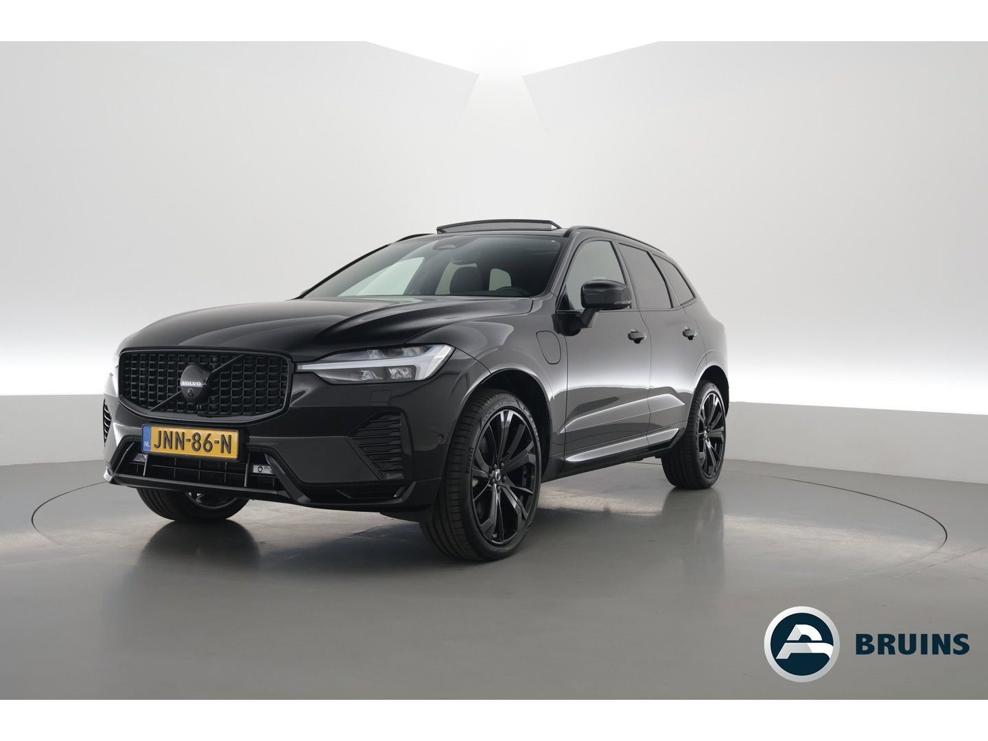 Volvo XC60 2.0 T6 Plug-in hybrid AWD Ultra Black Edition | Pano | Trekhaak | 360 cam | Head up | B&W audio | ACC | Blis | Stoel & Stuur verw. |