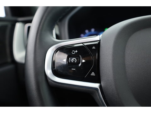 Volvo XC60 2.0 T8 Plug-in hybrid AWD Plus Dark | Sportstoelen | Blis | Trekhaak | ACC | H&K Audio | ACC | Pano | stoelverwarming|
