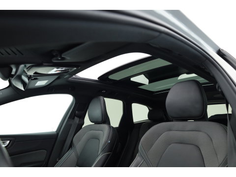 Volvo XC60 2.0 T8 Plug-in hybrid AWD Plus Dark | Sportstoelen | Blis | Trekhaak | ACC | H&K Audio | ACC | Pano | stoelverwarming|