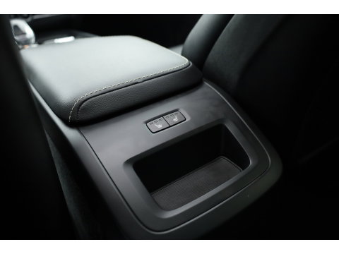 Volvo XC60 2.0 T8 Plug-in hybrid AWD Plus Dark | Sportstoelen | Blis | Trekhaak | ACC | H&K Audio | ACC | Pano | stoelverwarming|