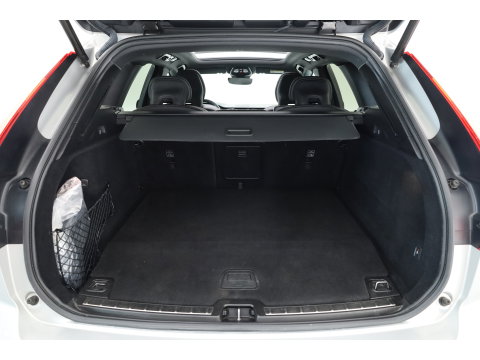 Volvo XC60 2.0 T8 Plug-in hybrid AWD Plus Dark | Sportstoelen | Blis | Trekhaak | ACC | H&K Audio | ACC | Pano | stoelverwarming|