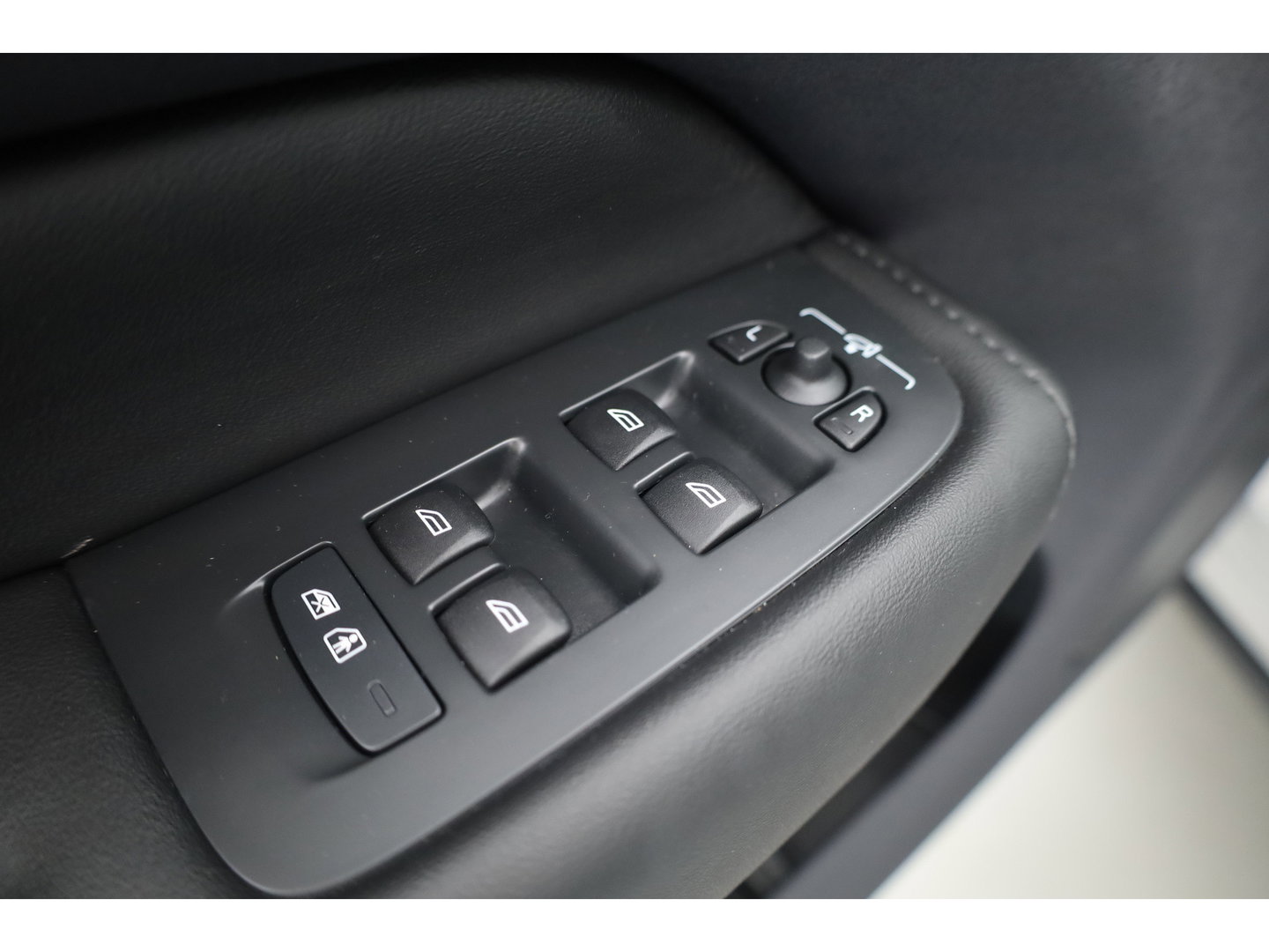 Volvo XC60 2.0 T8 Plug-in hybrid AWD Ultimate Bright SOH 96% | Bowers & Wilkins | Trekhaak | 360 camera | Head-up | Stoel + stuurverwarming |