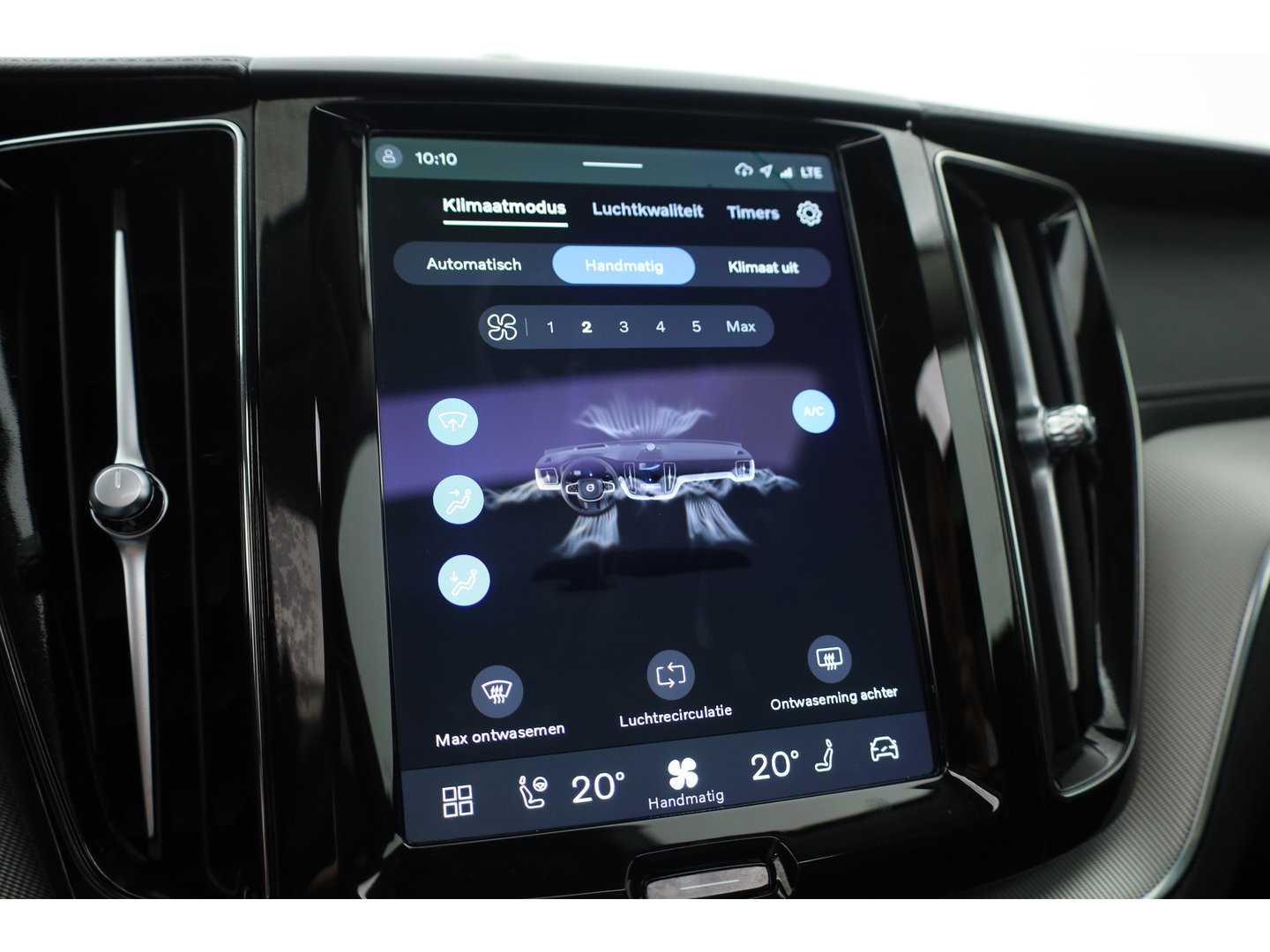 Volvo XC60 2.0 T8 Plug-in hybrid AWD Ultimate Bright SOH 96% | Bowers & Wilkins | Trekhaak | 360 camera | Head-up | Stoel + stuurverwarming |