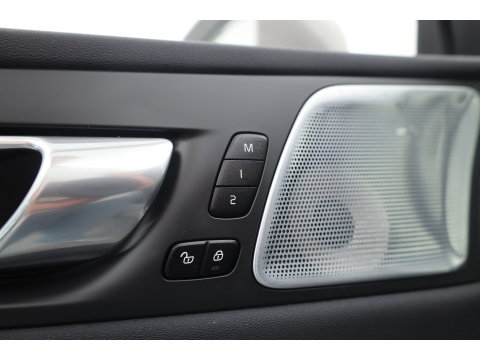Volvo XC60 2.0 T8 Plug-in hybrid AWD Ultimate Bright SOH 96% | Bowers & Wilkins | Trekhaak | 360 camera | Head-up | Stoel + stuurverwarming |
