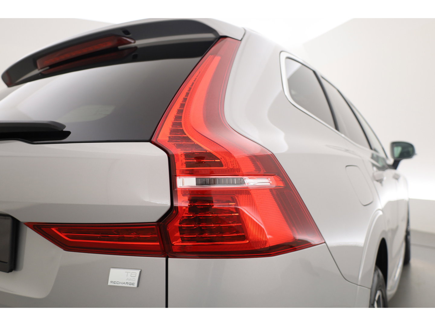 Volvo XC60 2.0 T8 Plug-in hybrid AWD Ultimate Bright SOH 96% | Bowers & Wilkins | Trekhaak | 360 camera | Head-up | Stoel + stuurverwarming |