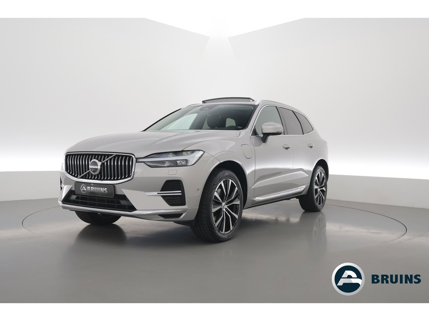 Volvo XC60 2.0 T8 Plug-in hybrid AWD Ultimate Bright SOH 96% | Bowers & Wilkins | Trekhaak | 360 camera | Head-up | Stoel + stuurverwarming |