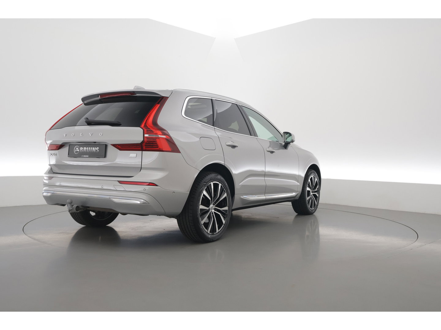 Volvo XC60 2.0 T8 Plug-in hybrid AWD Ultimate Bright SOH 96% | Bowers & Wilkins | Trekhaak | 360 camera | Head-up | Stoel + stuurverwarming |