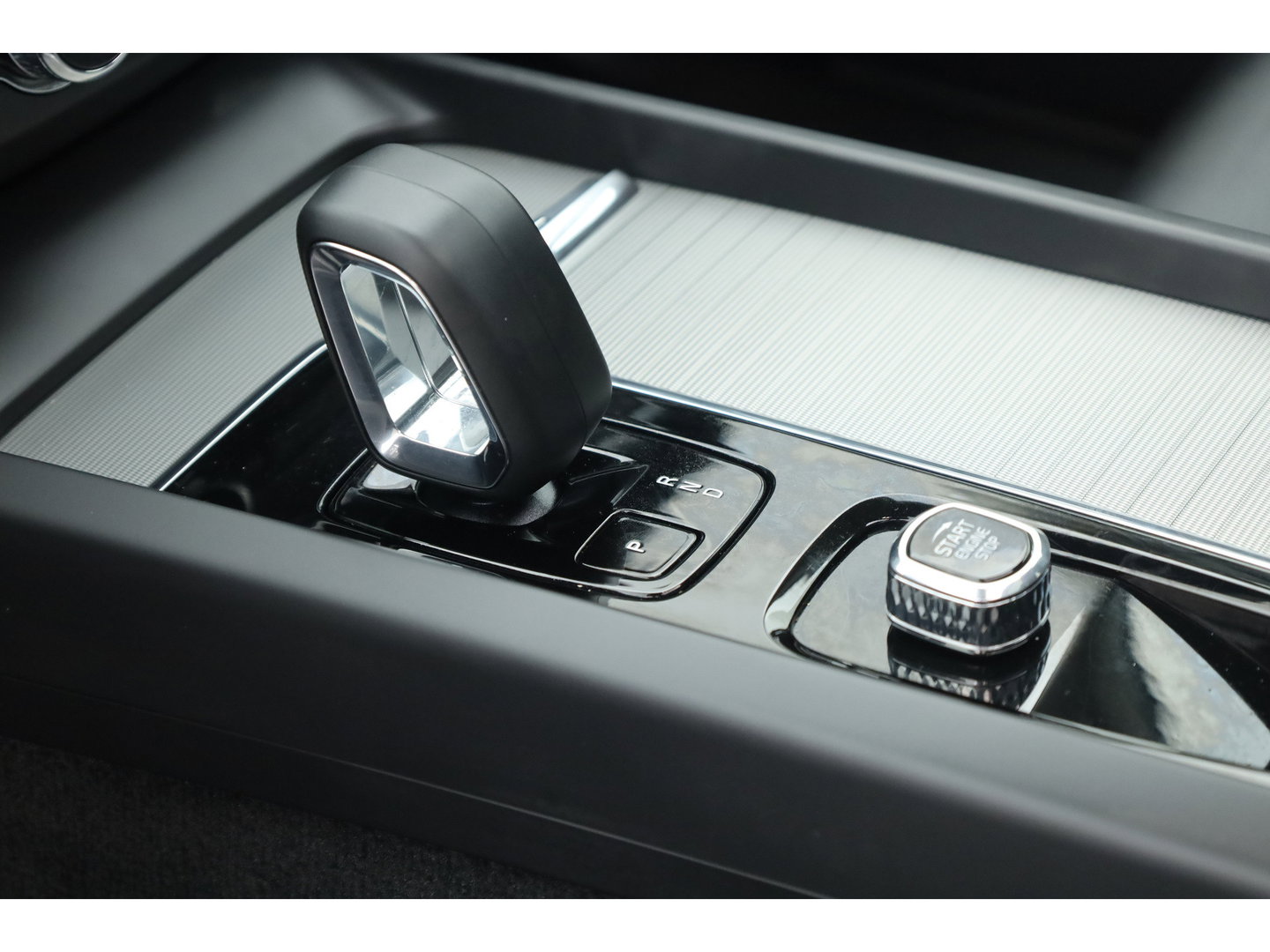 Volvo XC60 2.0 T8 Plug-in hybrid AWD Ultimate Bright SOH 96% | Bowers & Wilkins | Trekhaak | 360 camera | Head-up | Stoel + stuurverwarming |