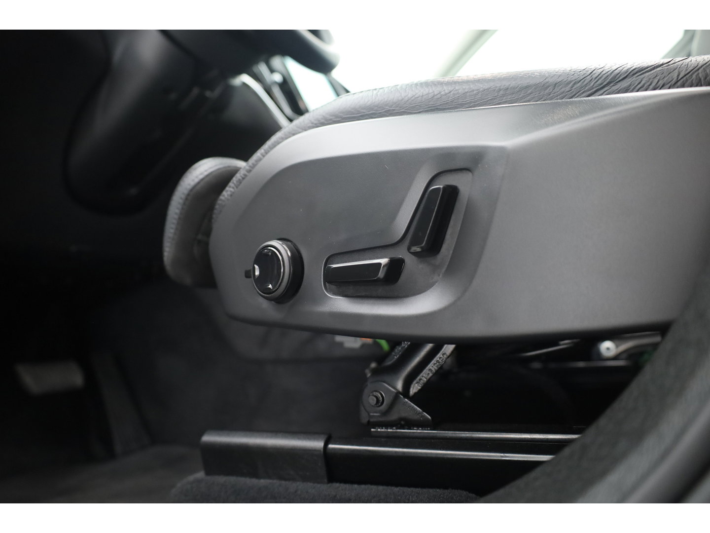 Volvo XC60 2.0 T8 Plug-in hybrid AWD Ultimate Bright SOH 96% | Bowers & Wilkins | Trekhaak | 360 camera | Head-up | Stoel + stuurverwarming |