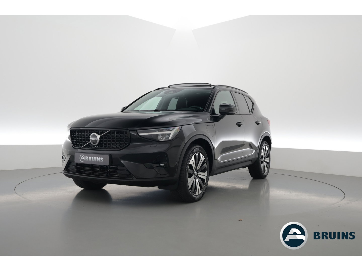 Volvo XC40 1.5 T5 Plug-in hybrid Ultimate Dark | Prijs rijklaar | Trekhaak | Pano-dak | 360 camera | H&K Audio | Adap. cruise | Blis | Elek. Stoelen |
