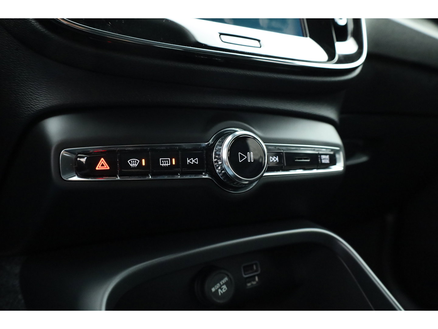 Volvo XC40 1.5 T5 Plug-in hybrid Ultimate Dark | Prijs rijklaar | Trekhaak | Pano-dak | 360 camera | H&K Audio | Adap. cruise | Blis | Elek. Stoelen |