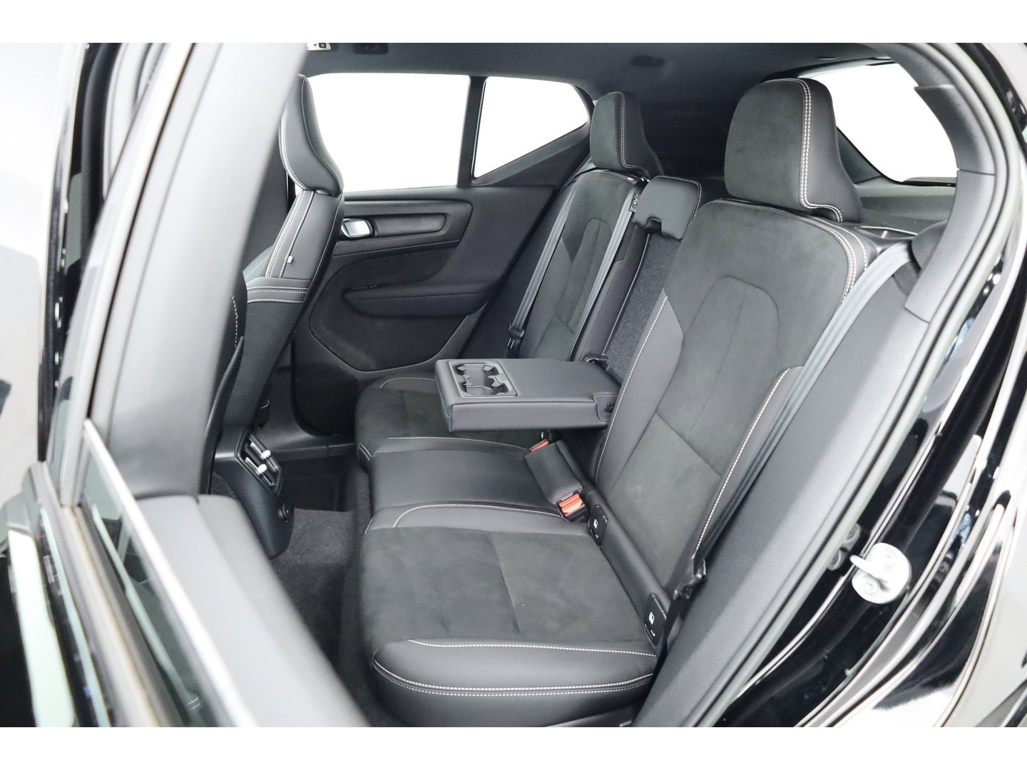 Volvo XC40 1.5 T5 Plug-in hybrid Ultimate Dark | Prijs rijklaar | Trekhaak | Pano-dak | 360 camera | H&K Audio | Adap. cruise | Blis | Elek. Stoelen |