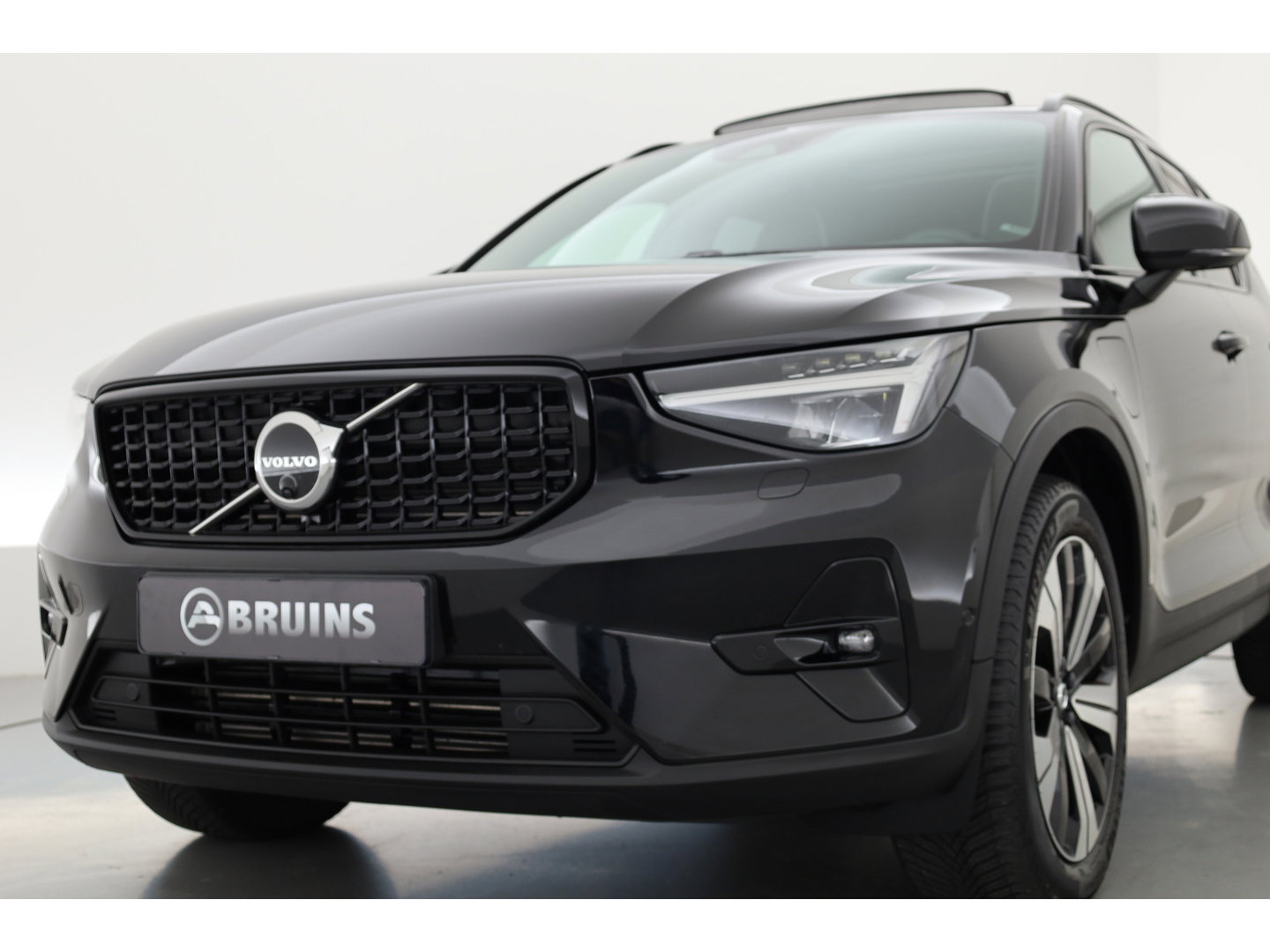 Volvo XC40 1.5 T5 Plug-in hybrid Ultimate Dark | Prijs rijklaar | Trekhaak | Pano-dak | 360 camera | H&K Audio | Adap. cruise | Blis | Elek. Stoelen |