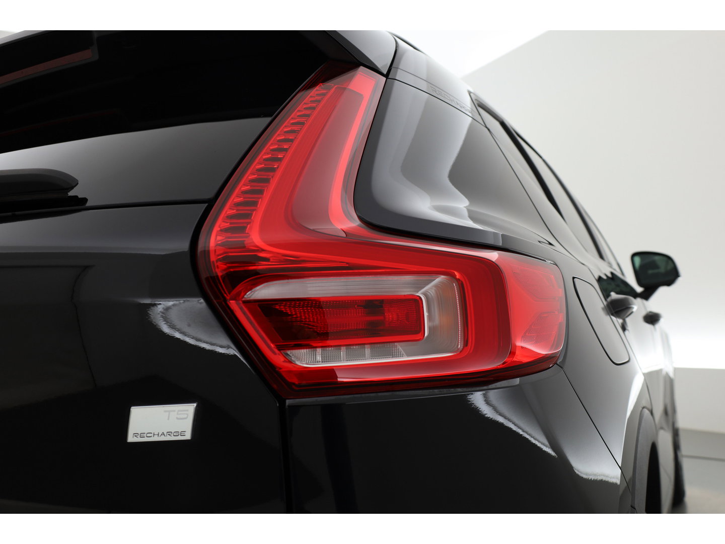 Volvo XC40 1.5 T5 Plug-in hybrid Ultimate Dark | Prijs rijklaar | Trekhaak | Pano-dak | 360 camera | H&K Audio | Adap. cruise | Blis | Elek. Stoelen |