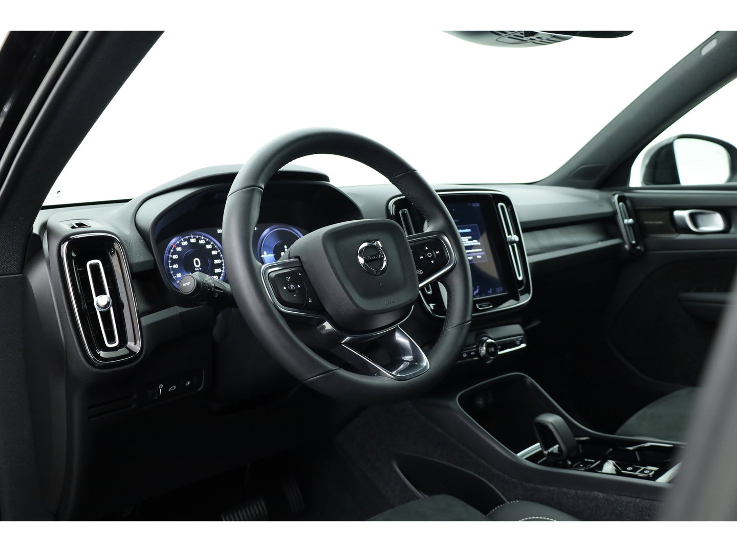 Volvo XC40 1.5 T5 Plug-in hybrid Ultimate Dark | Prijs rijklaar | Trekhaak | Pano-dak | 360 camera | H&K Audio | Adap. cruise | Blis | Elek. Stoelen |