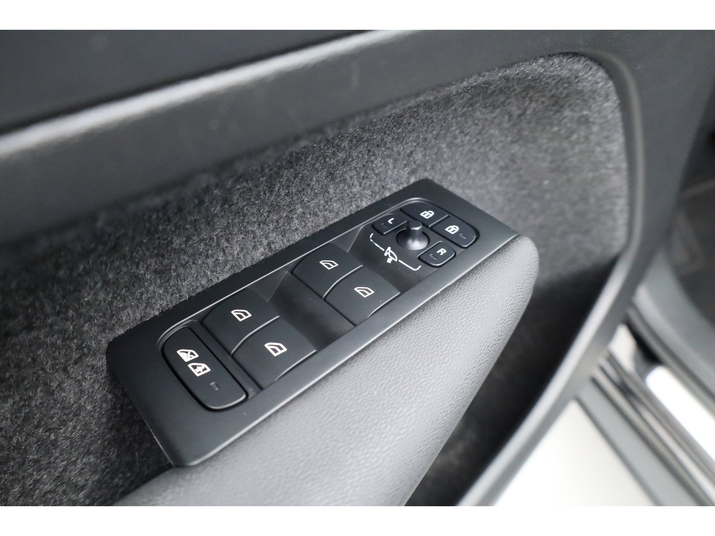 Volvo XC40 1.5 T5 Plug-in hybrid Ultimate Dark | Prijs rijklaar | Trekhaak | Pano-dak | 360 camera | H&K Audio | Adap. cruise | Blis | Elek. Stoelen |