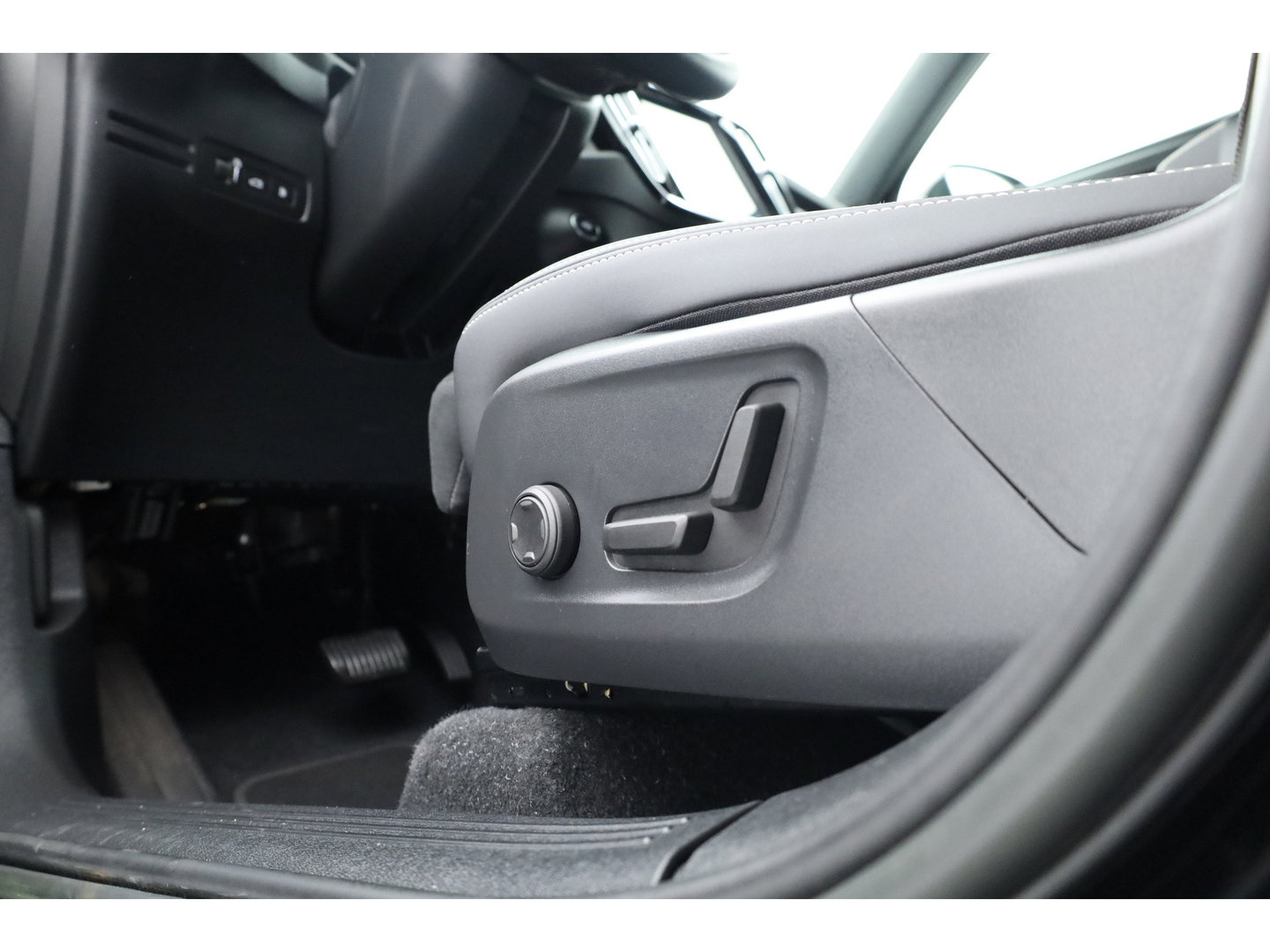Volvo XC40 1.5 T5 Plug-in hybrid Ultimate Dark | Prijs rijklaar | Trekhaak | Pano-dak | 360 camera | H&K Audio | Adap. cruise | Blis | Elek. Stoelen |