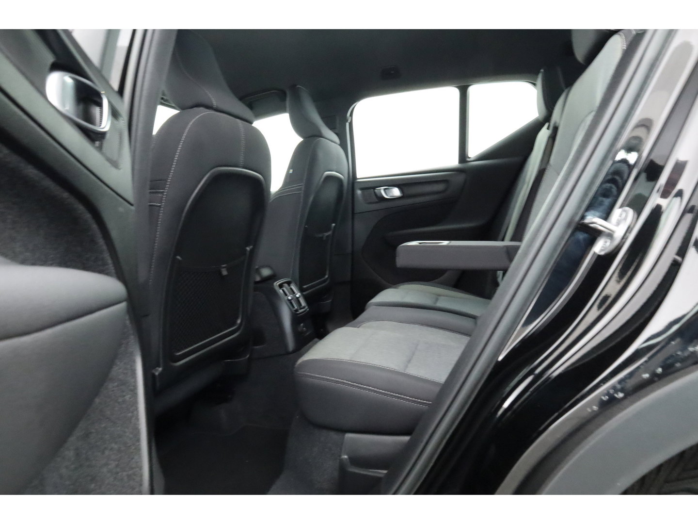 Volvo XC40 1.5 T4 Plug-in hybrid Plus Bright | Prijs rijklaar | Facelift | trekhaak | H&K Audio | carplay | stoel & stuur verwarming | Memory |