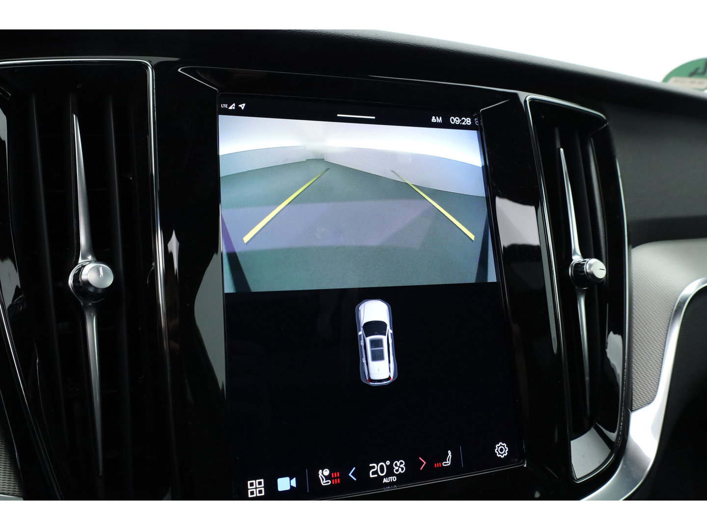 Volvo V60 2.0 T6 Plug-in hybrid AWD Plus Bright | Long Range | Pano-dak | Trekhaak | Sport stoelen | H&K Audio | 360 cam | AcC