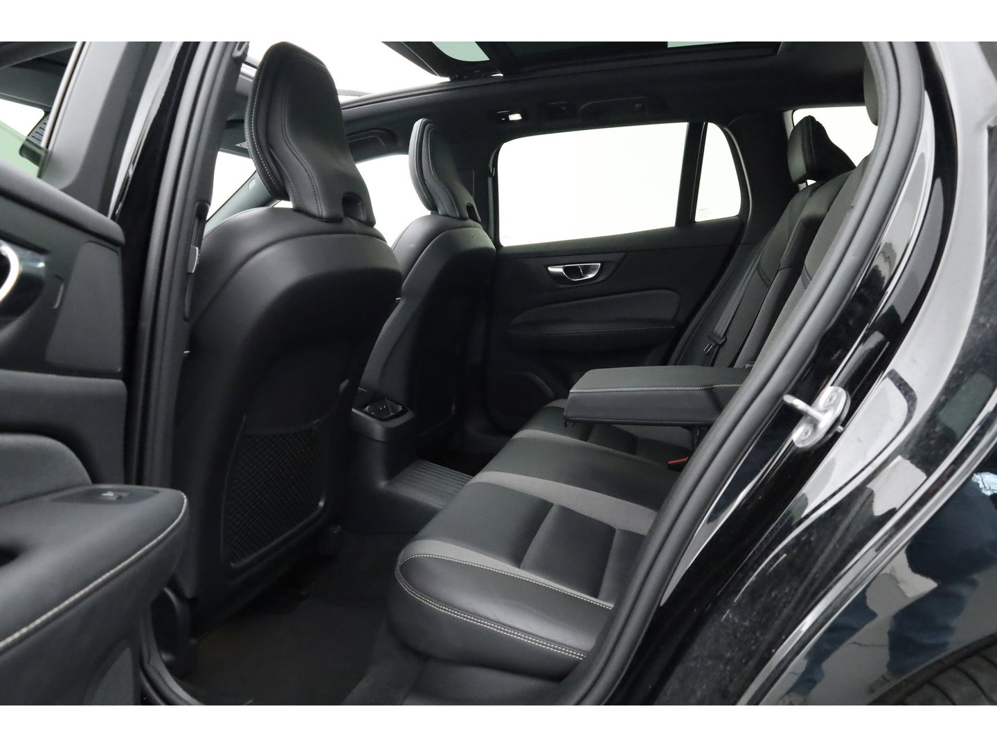 Volvo V60 2.0 T6 Plug-in hybrid AWD Plus Bright | Long Range | Pano-dak | Trekhaak | Sport stoelen | H&K Audio | 360 cam | AcC