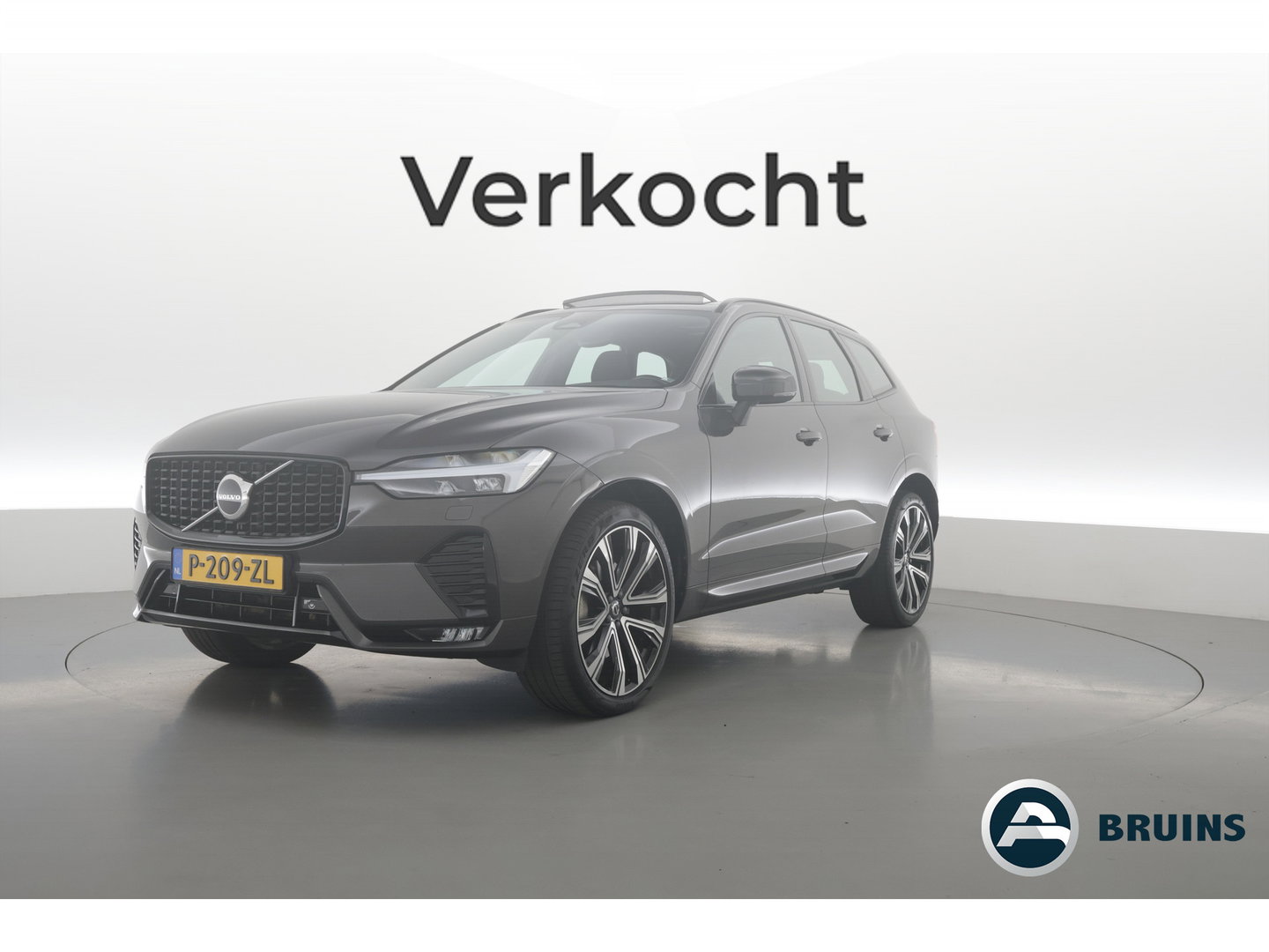 Volvo XC60 2.0 B4 R-Design | Prijs rijklaar | Pano | ACC | Trekhaak | Head-up | H&K audio | Sportstoelen |