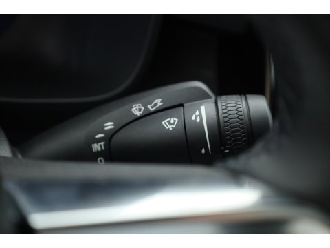 Volvo C40 Recharge Core 69 kWh | Trekhaak | Panorama dak | Stoel + stuurverwarming | Warmtepomp | all season |