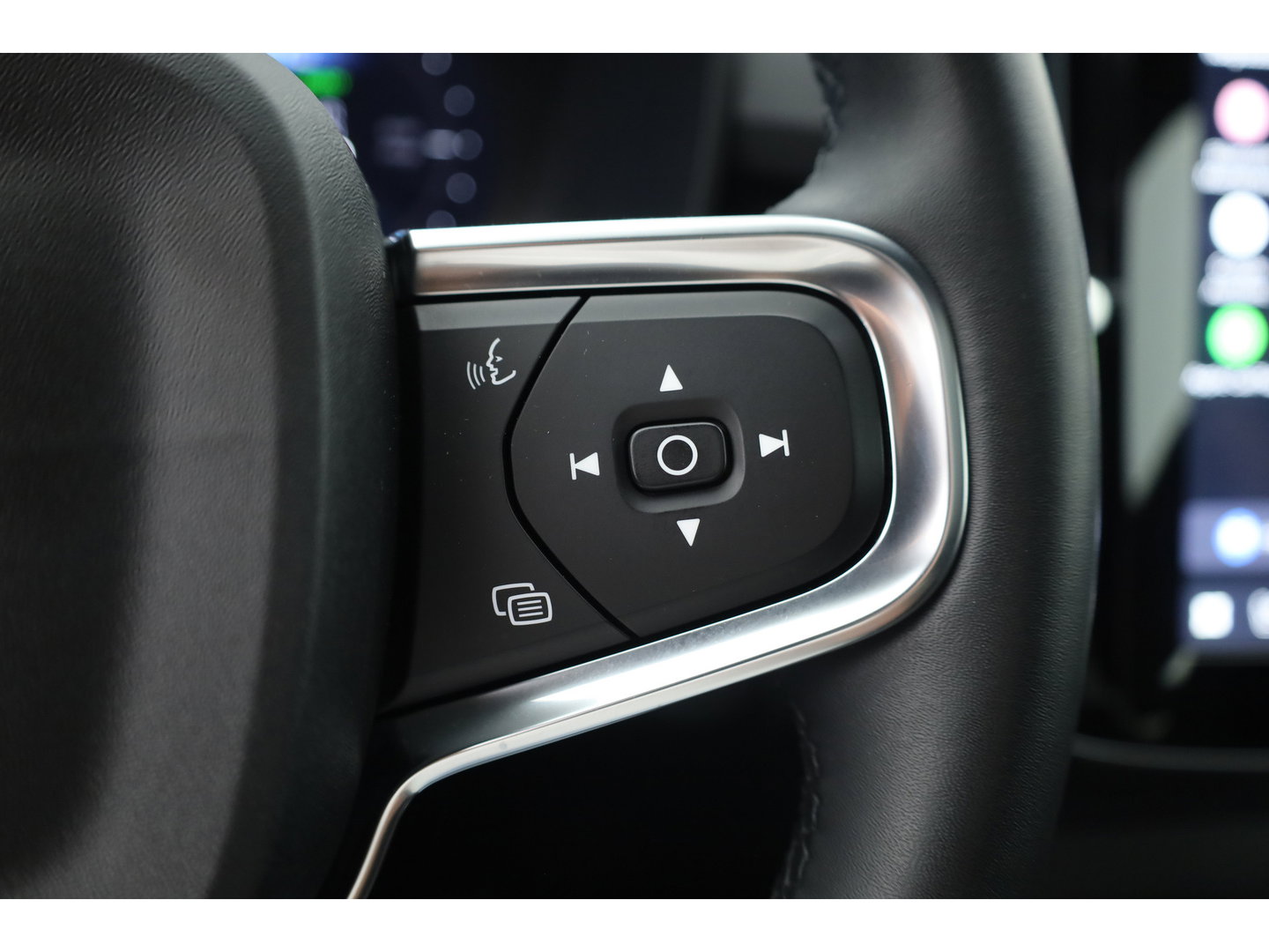 Volvo C40 Recharge Core 69 kWh | Trekhaak | Panorama dak | Stoel + stuurverwarming | Warmtepomp | all season |
