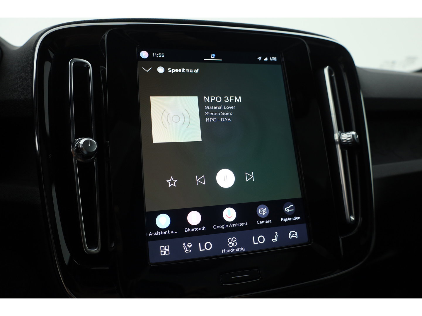 Volvo C40 Recharge Core 69 kWh | Trekhaak | Panorama dak | Stoel + stuurverwarming | Warmtepomp | all season |