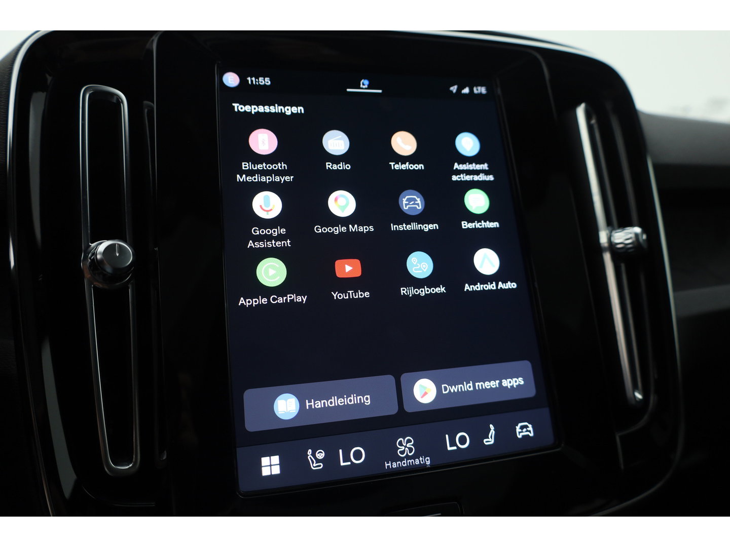 Volvo C40 Recharge Core 69 kWh | Trekhaak | Panorama dak | Stoel + stuurverwarming | Warmtepomp | all season |