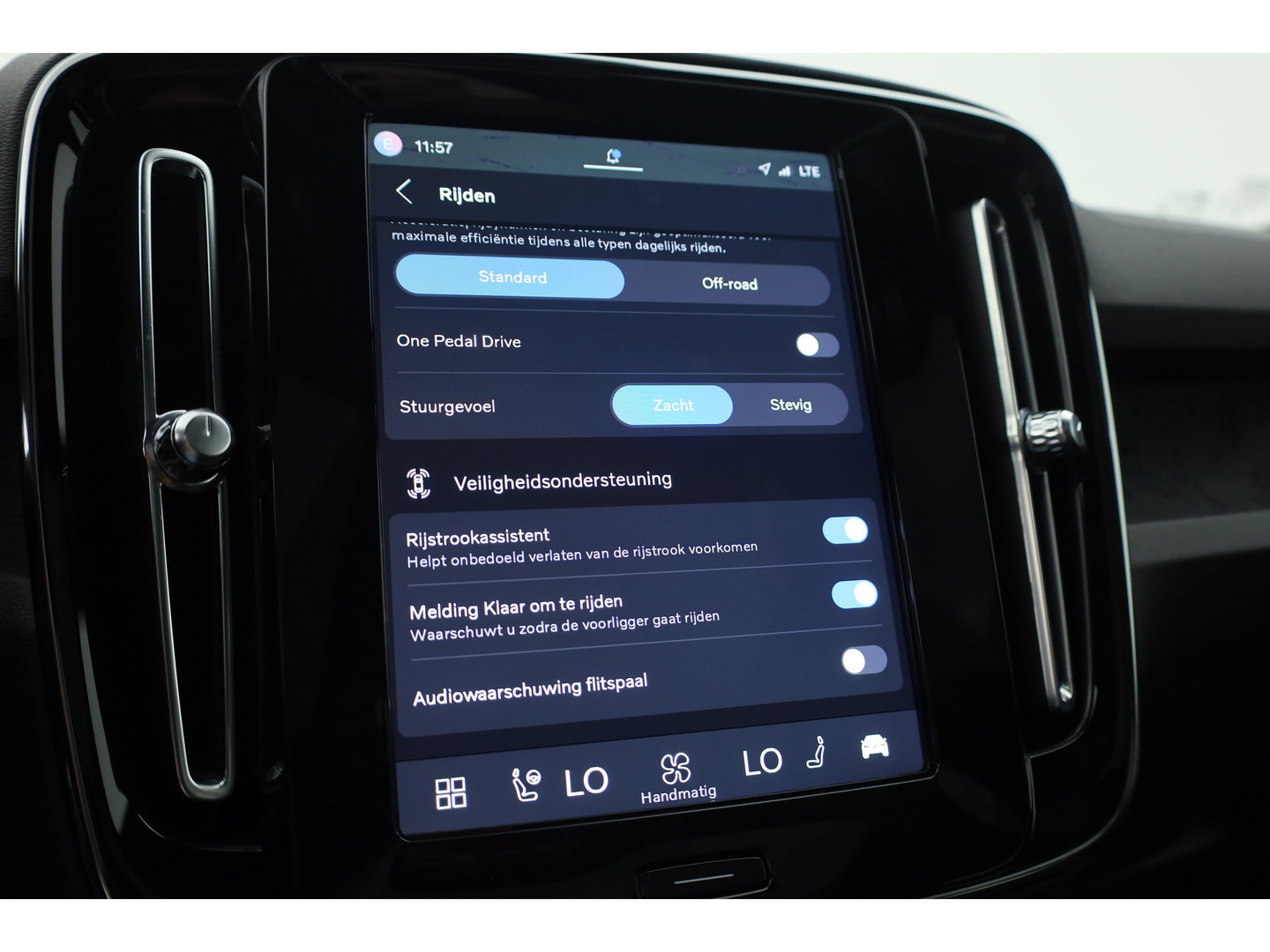 Volvo C40 Recharge Core 69 kWh | Trekhaak | Panorama dak | Stoel + stuurverwarming | Warmtepomp | all season |