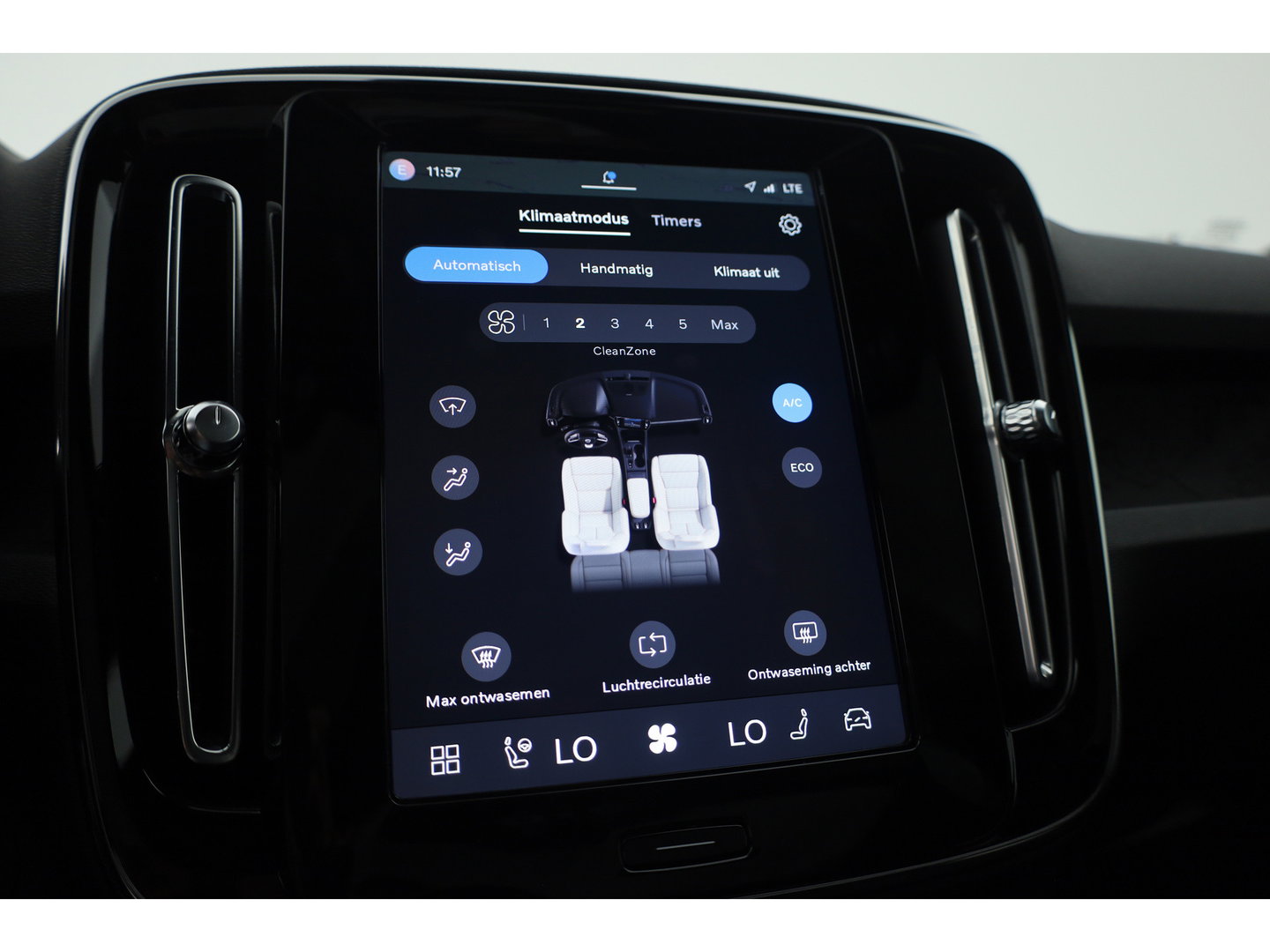 Volvo C40 Recharge Core 69 kWh | Trekhaak | Panorama dak | Stoel + stuurverwarming | Warmtepomp | all season |
