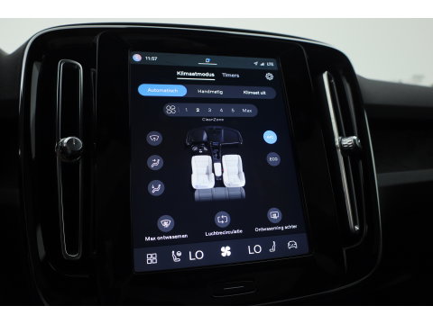 Volvo C40 Recharge Core 69 kWh | Trekhaak | Panorama dak | Stoel + stuurverwarming | Warmtepomp | all season |