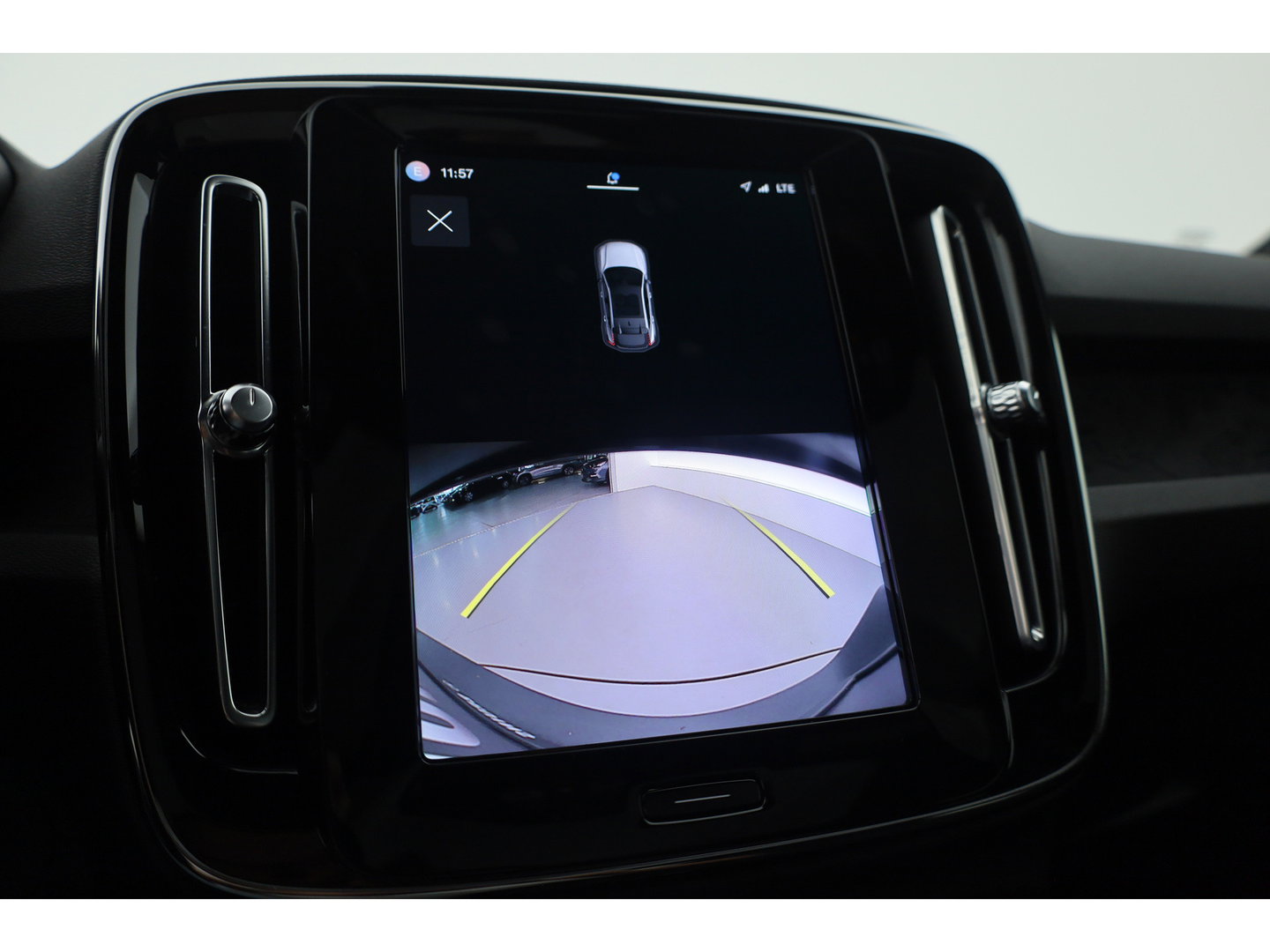 Volvo C40 Recharge Core 69 kWh | Trekhaak | Panorama dak | Stoel + stuurverwarming | Warmtepomp | all season |